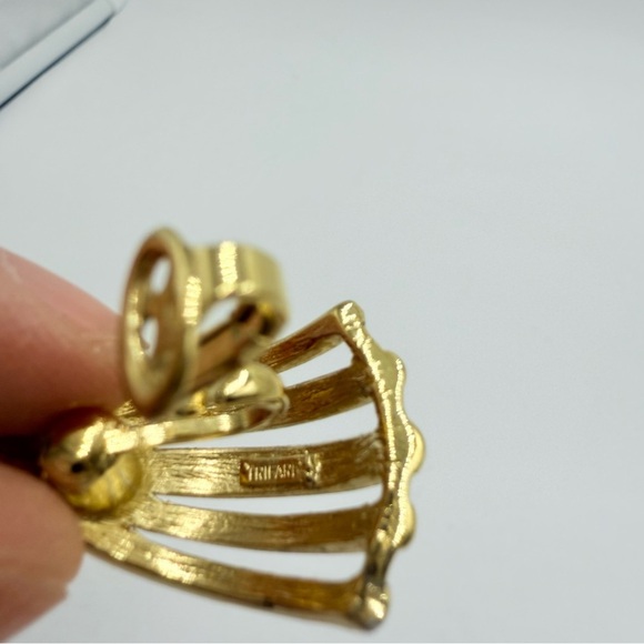 Vintage Crown Trifari Gold Tone Ribbed Fan Shape Signed Clip-On Earrings - Picture 6 of 6